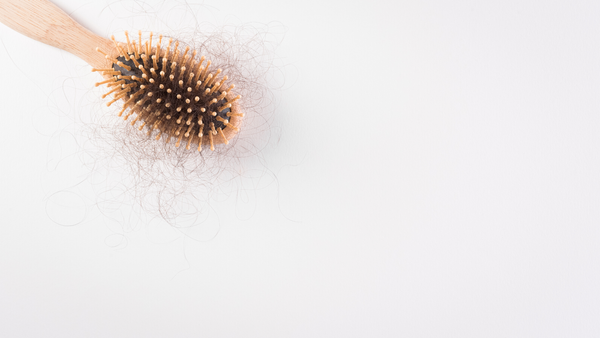 Perte de cheveux chez la femme : comprendre et agir